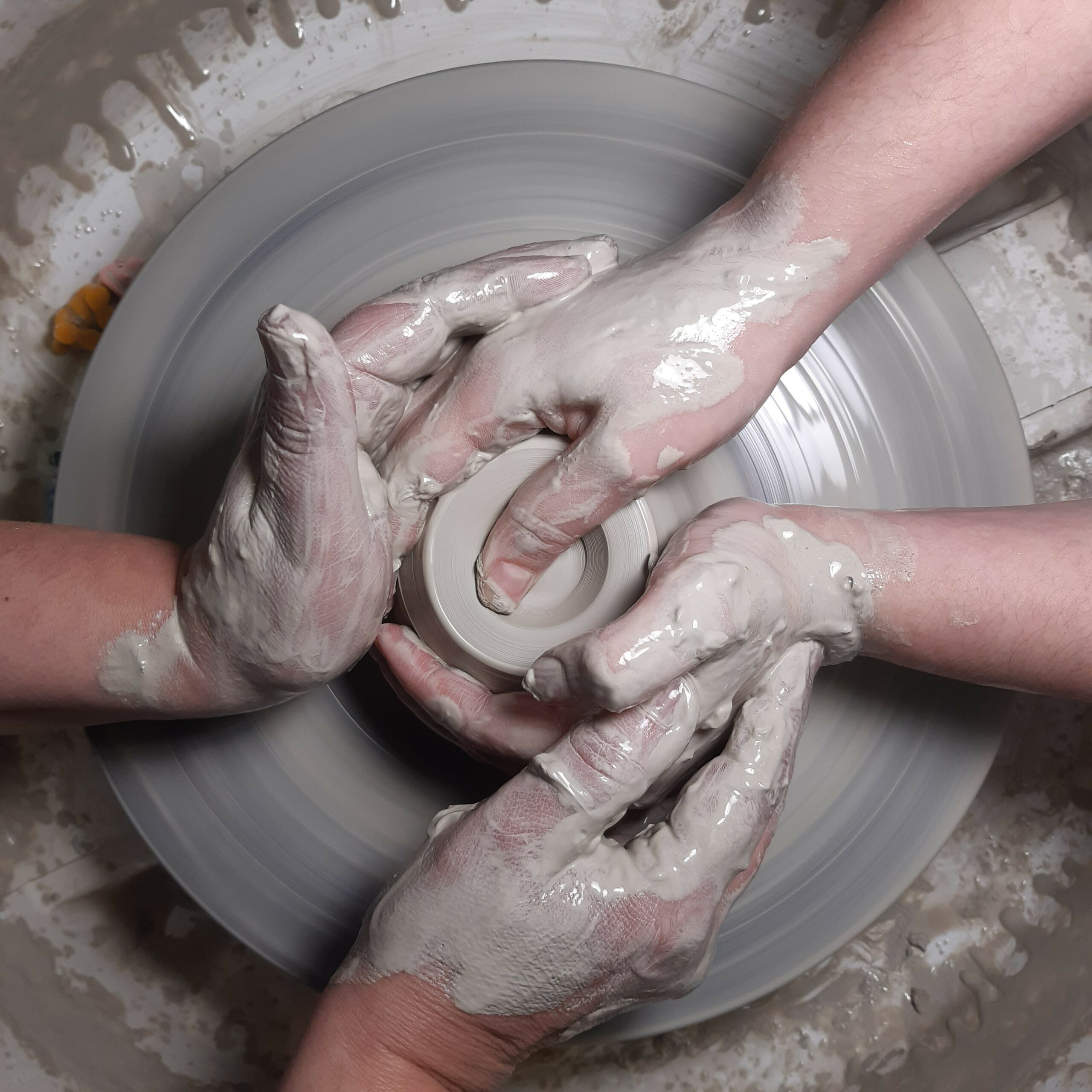 mains au dessus du tour