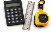 Calculatrice, règle et mètre pour mesurer et calculer.